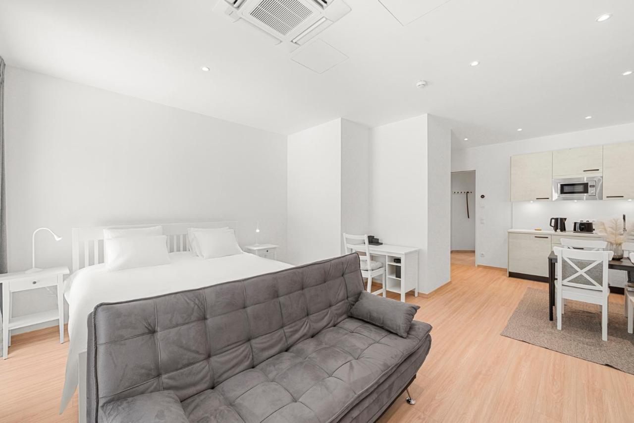 Vibestudio 402 - Central - Ac - Near Parking Apartment