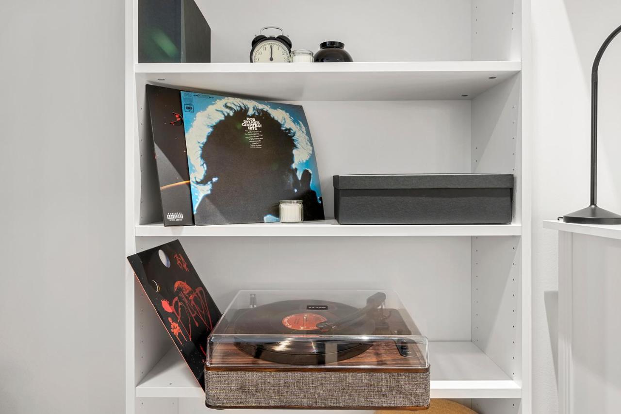 Vibestudio 402 - Central - Ac - Near Parking Apartment